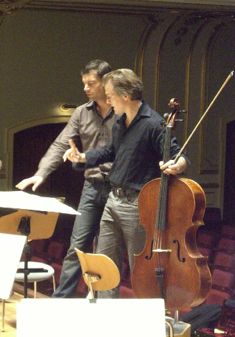 Discussions on stage in rehearsal with Matthias Pintscher